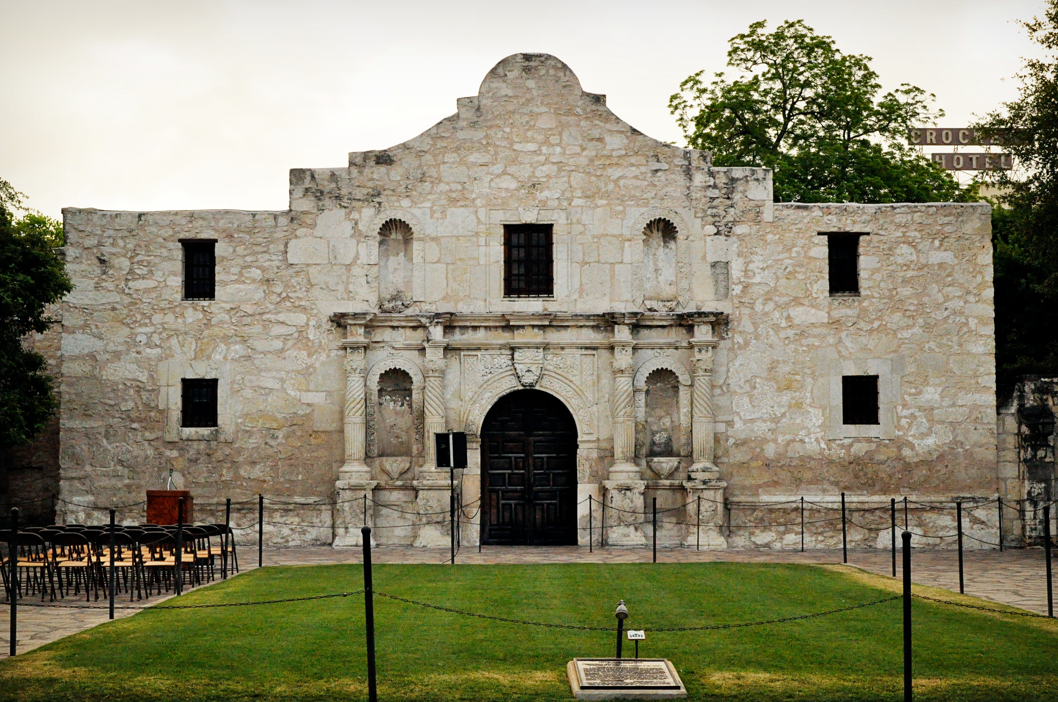 https://mdw-travel-data-us-east-1.s3.amazonaws.com/img/country/United-States/The-Alamo/img_00.jpg