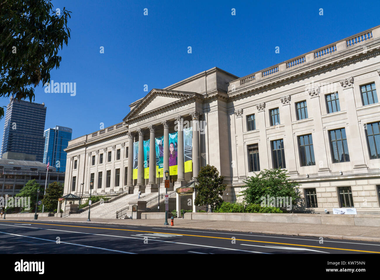https://mdw-travel-data-us-east-1.s3.amazonaws.com/img/country/United-States/The-Franklin-Institute/img_01.jpg