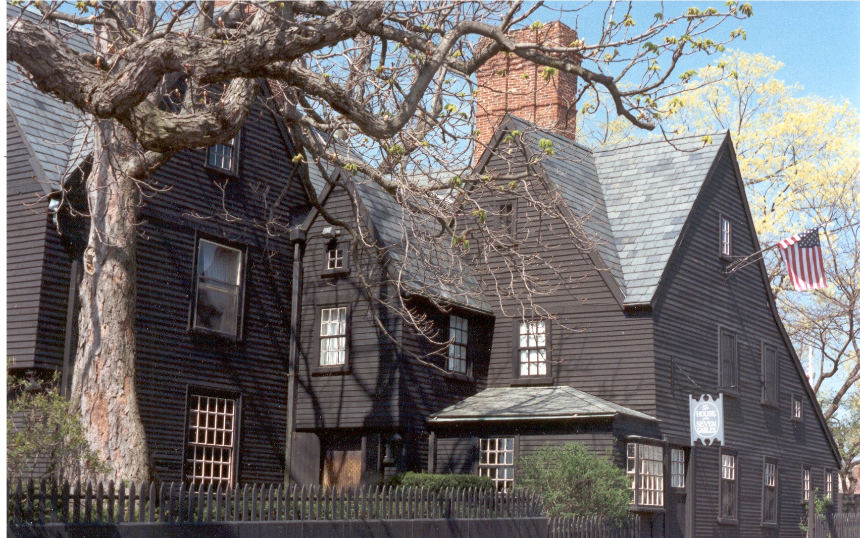 https://mdw-travel-data-us-east-1.s3.amazonaws.com/img/country/United-States/The-House-of-the-Seven-Gables/img_00.jpg