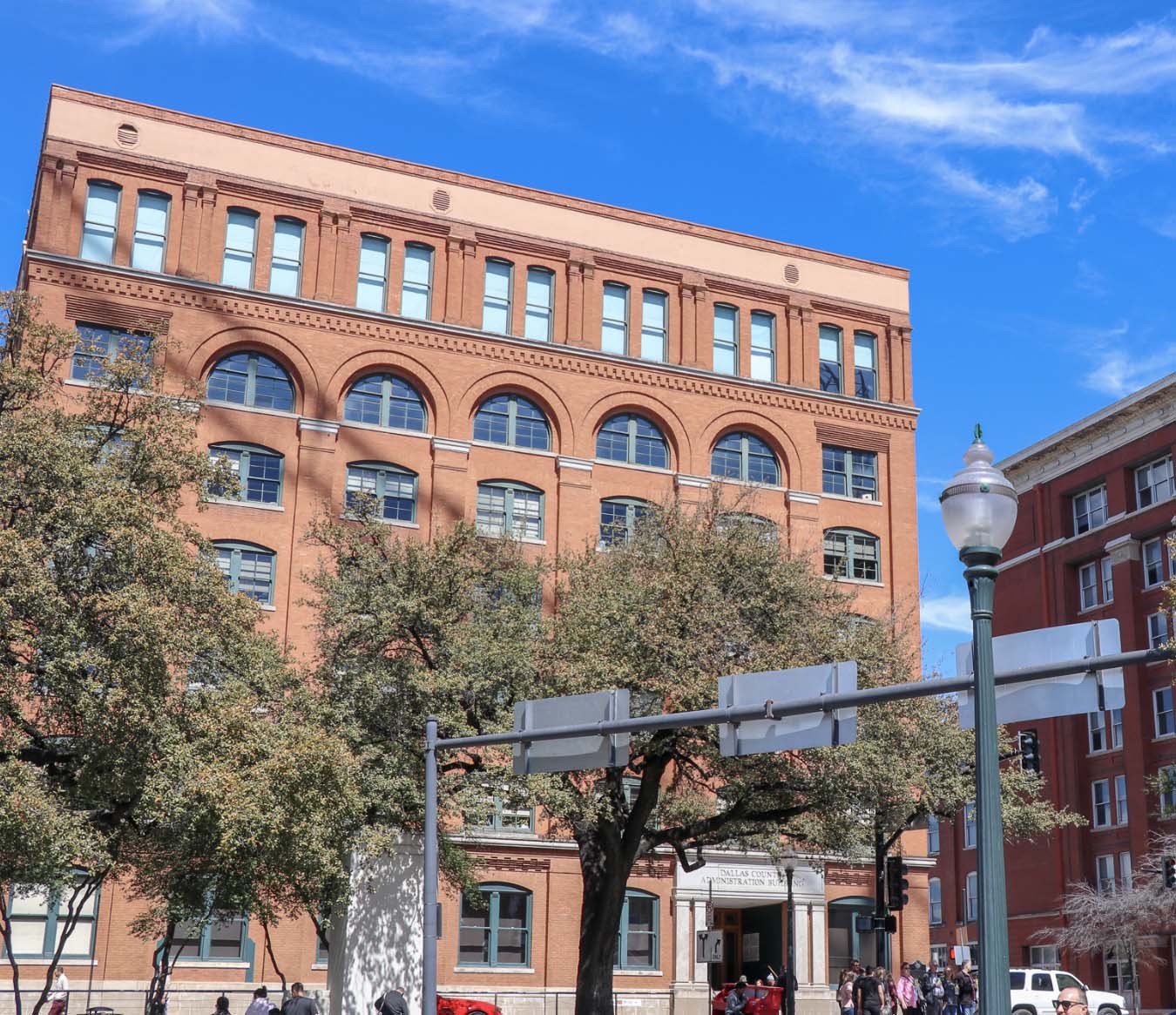 https://mdw-travel-data-us-east-1.s3.amazonaws.com/img/country/United-States/The-Sixth-Floor-Museum-at-Dealey-Plaza/img_02.jpg