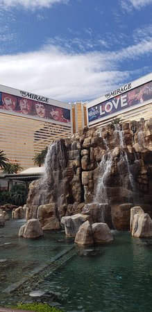 https://mdw-travel-data-us-east-1.s3.amazonaws.com/img/country/United-States/The-Strip/img_04.jpg