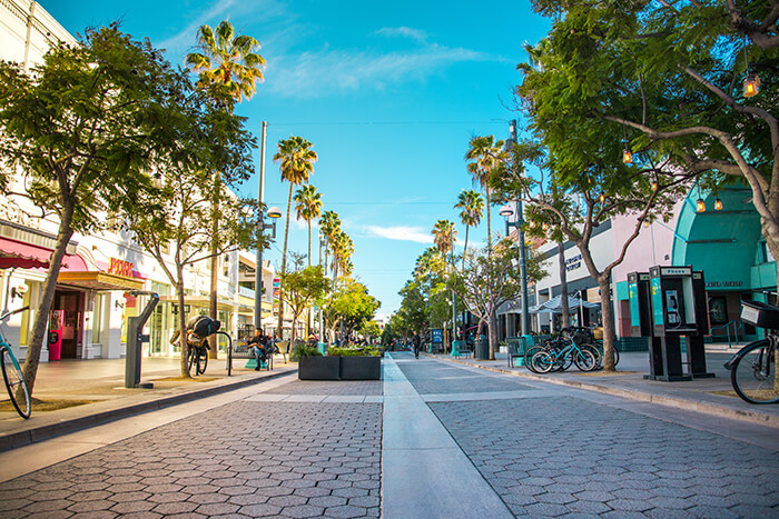 https://mdw-travel-data-us-east-1.s3.amazonaws.com/img/country/United-States/Third-Street-Promenade/img_01.jpg