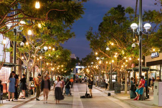 https://mdw-travel-data-us-east-1.s3.amazonaws.com/img/country/United-States/Third-Street-Promenade/img_02.jpg