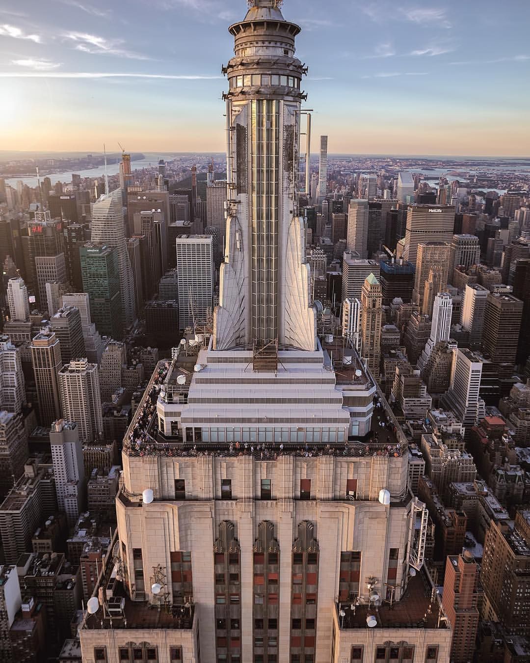 https://mdw-travel-data-us-east-1.s3.amazonaws.com/img/country/United-States/Top-of-the-Empire-State-Building/img_00.jpg