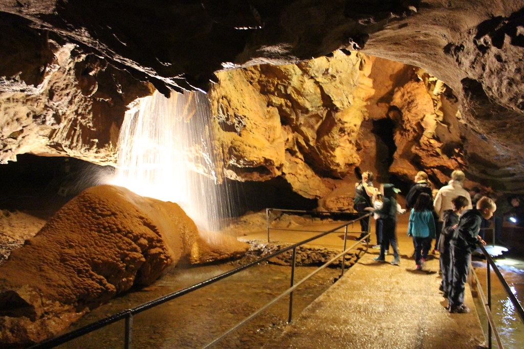 https://mdw-travel-data-us-east-1.s3.amazonaws.com/img/country/United-States/Tuckaleechee-Caverns/img_01.jpg