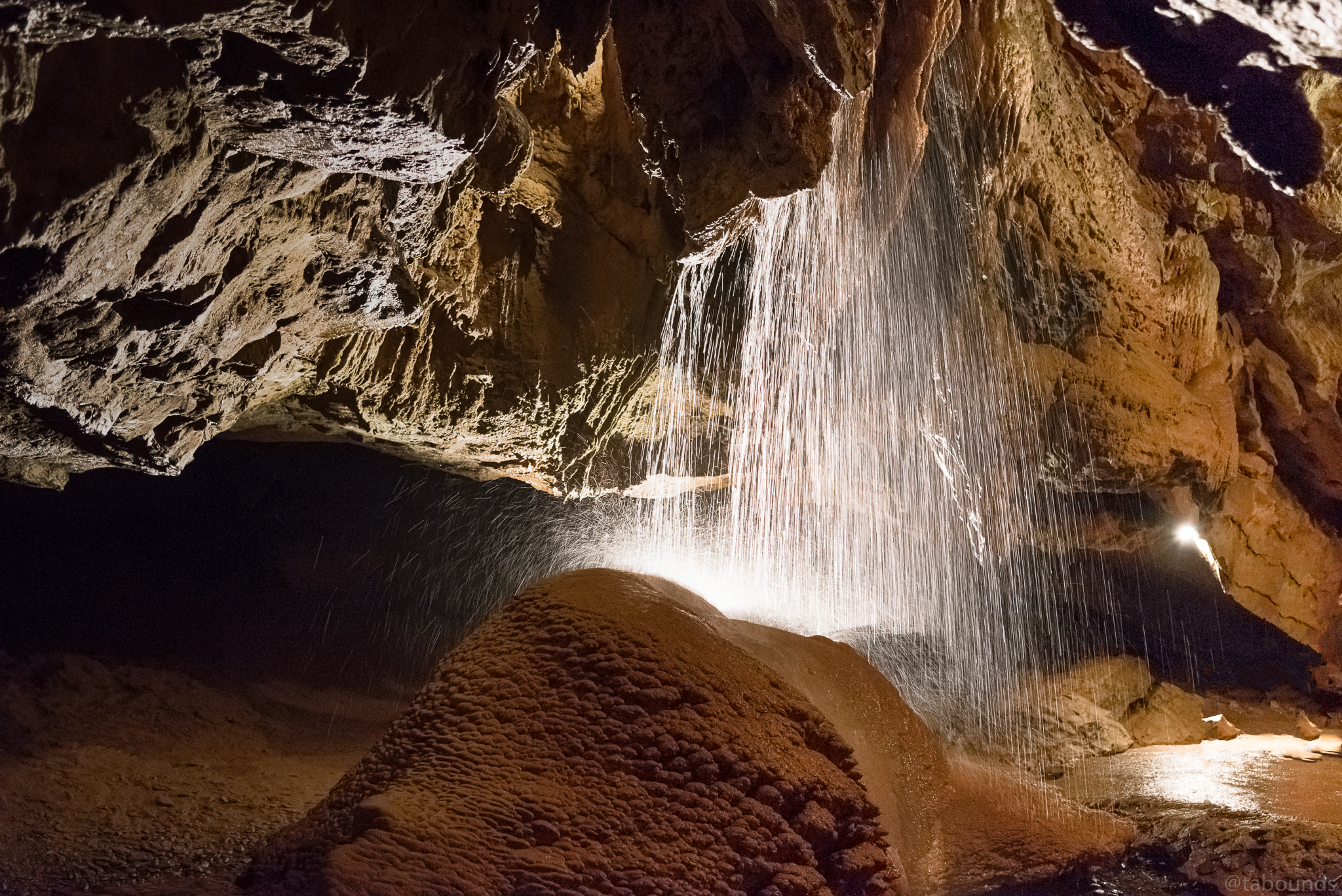 https://mdw-travel-data-us-east-1.s3.amazonaws.com/img/country/United-States/Tuckaleechee-Caverns/img_02.jpg