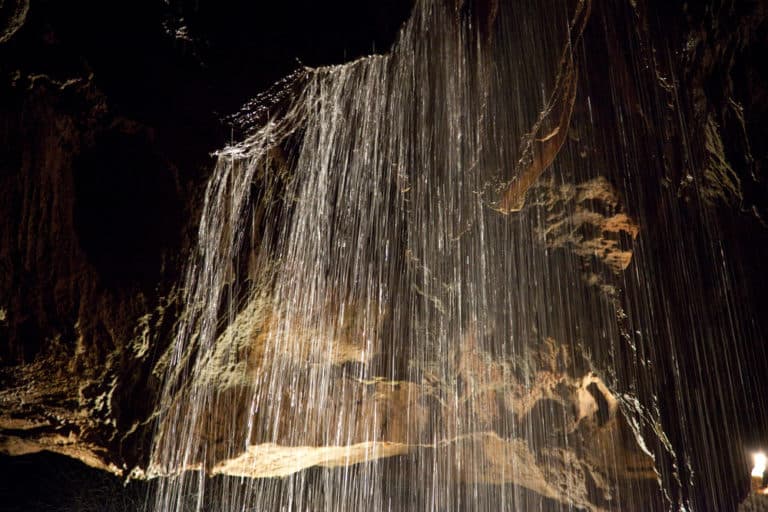 https://mdw-travel-data-us-east-1.s3.amazonaws.com/img/country/United-States/Tuckaleechee-Caverns/img_03.jpg