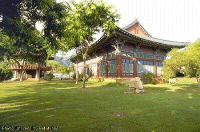 https://mdw-travel-data-us-east-1.s3.amazonaws.com/img/country/United-States/University-of-Hawaii-at-Manoa/img_02.jpg