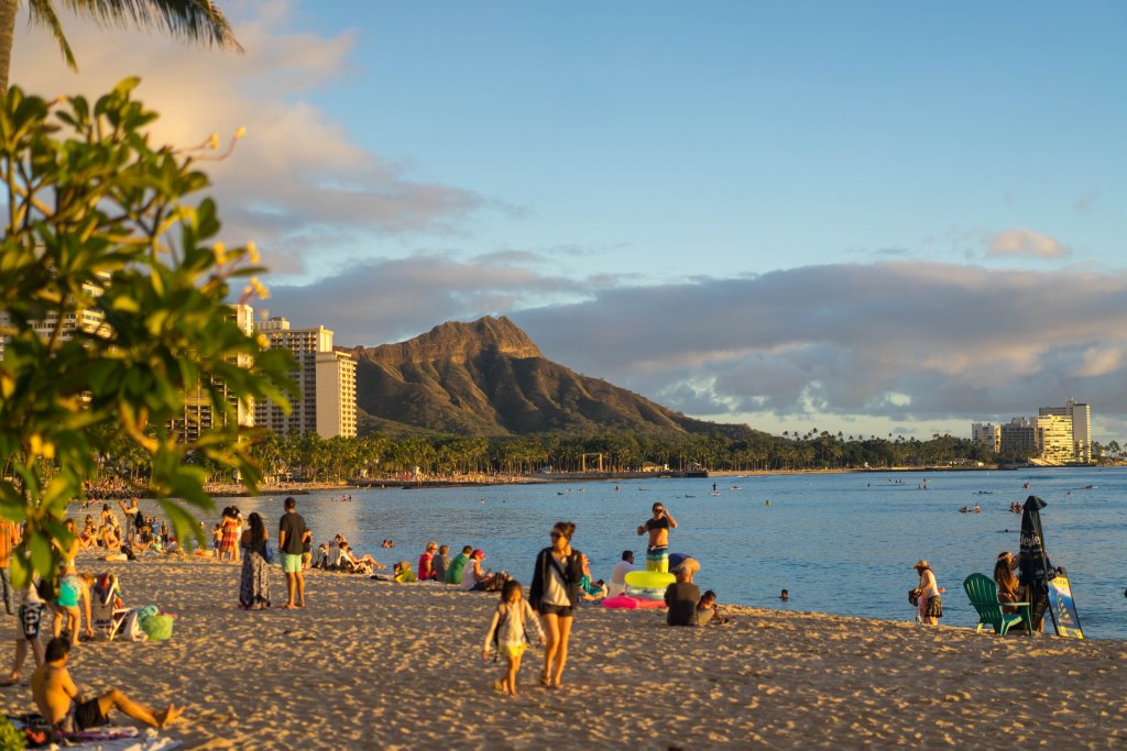 https://mdw-travel-data-us-east-1.s3.amazonaws.com/img/country/United-States/Waikiki-Beach/img_00.jpg