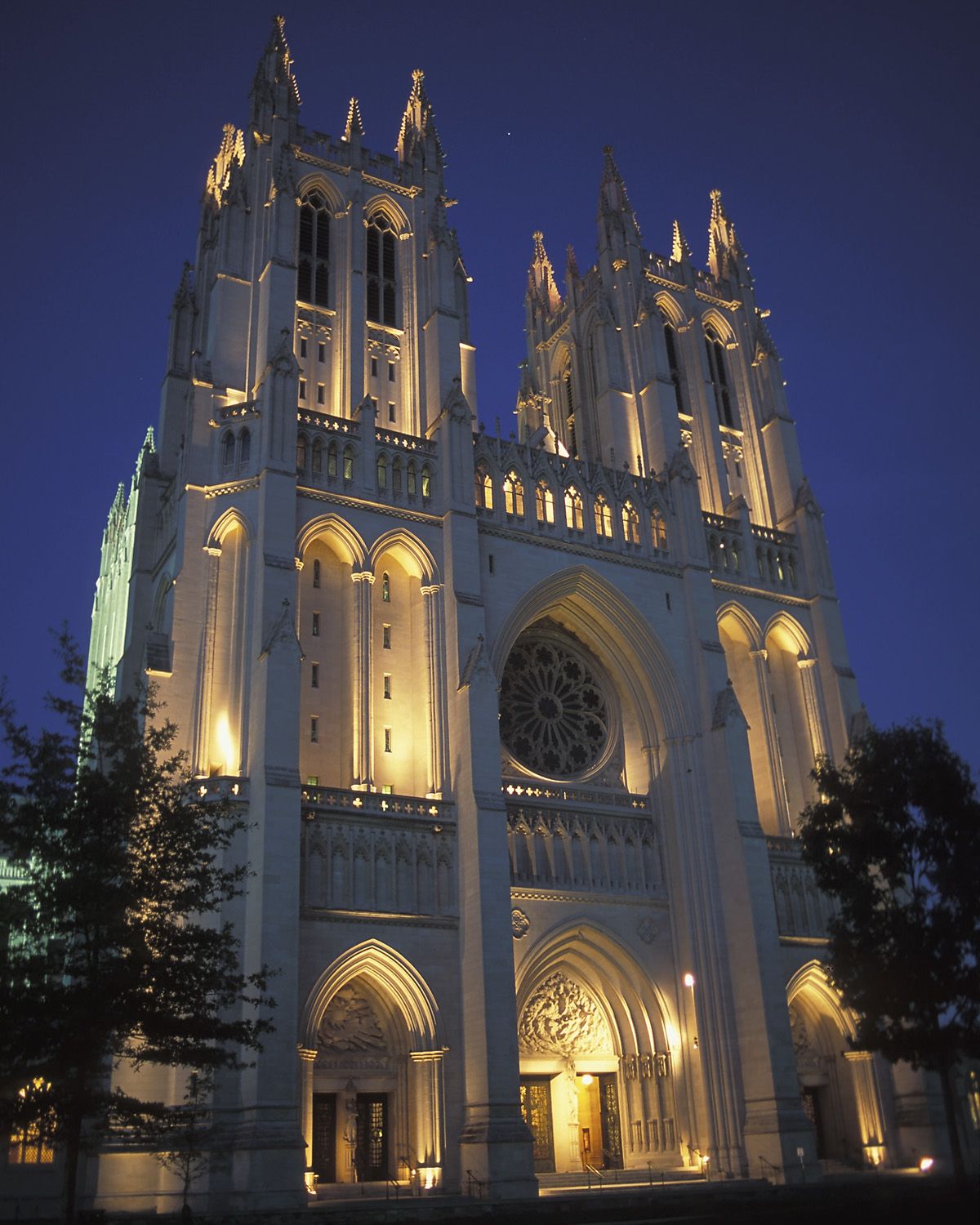 https://mdw-travel-data-us-east-1.s3.amazonaws.com/img/country/United-States/Washington-National-Cathedral/img_01.jpg
