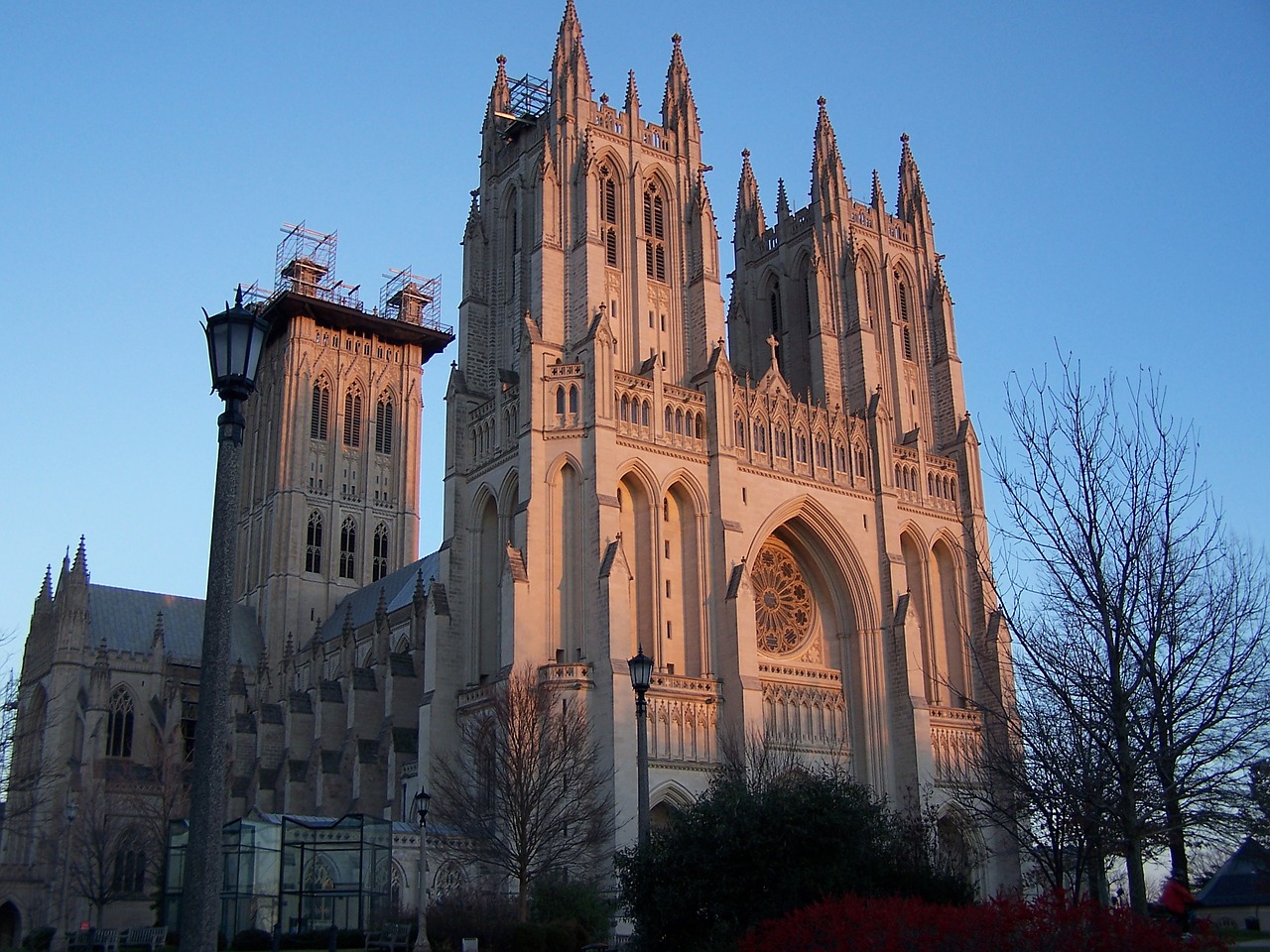https://mdw-travel-data-us-east-1.s3.amazonaws.com/img/country/United-States/Washington-National-Cathedral/img_02.jpg