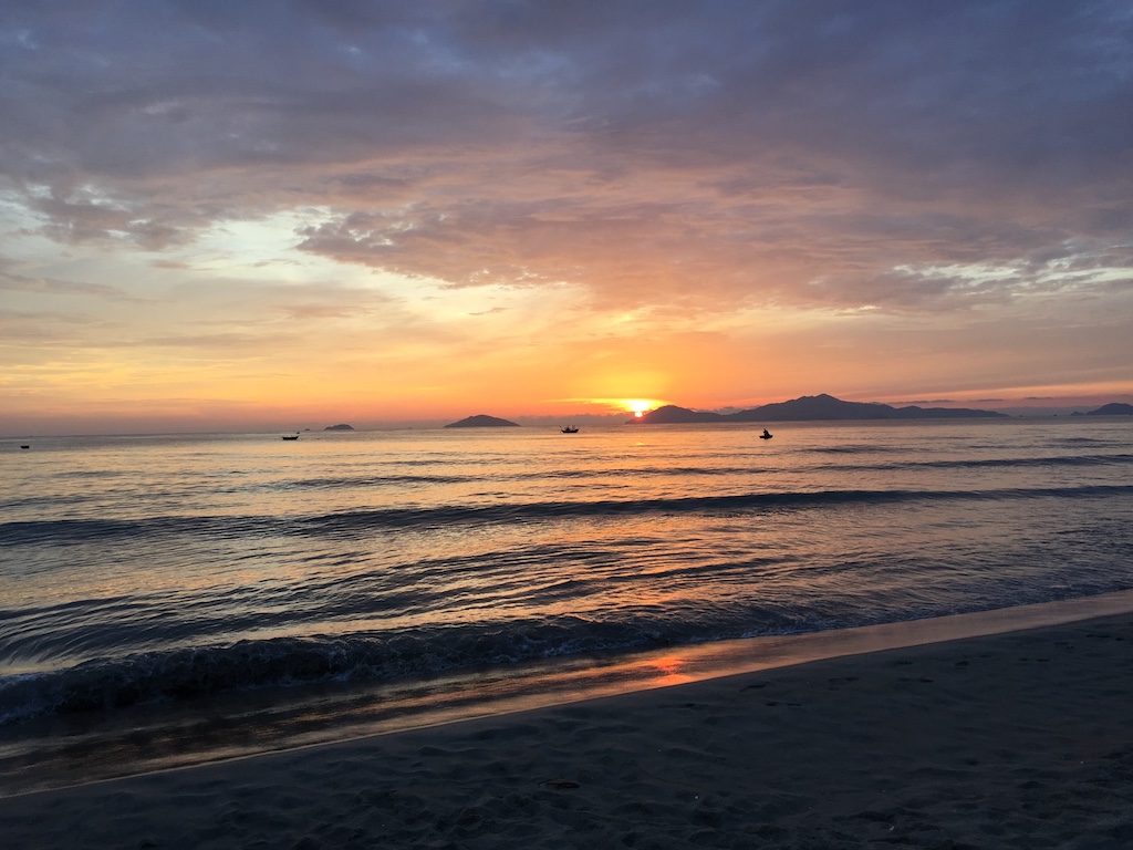https://mdw-travel-data-us-east-1.s3.amazonaws.com/img/country/Vietnam/An-Bang-Beach/img_01.jpg