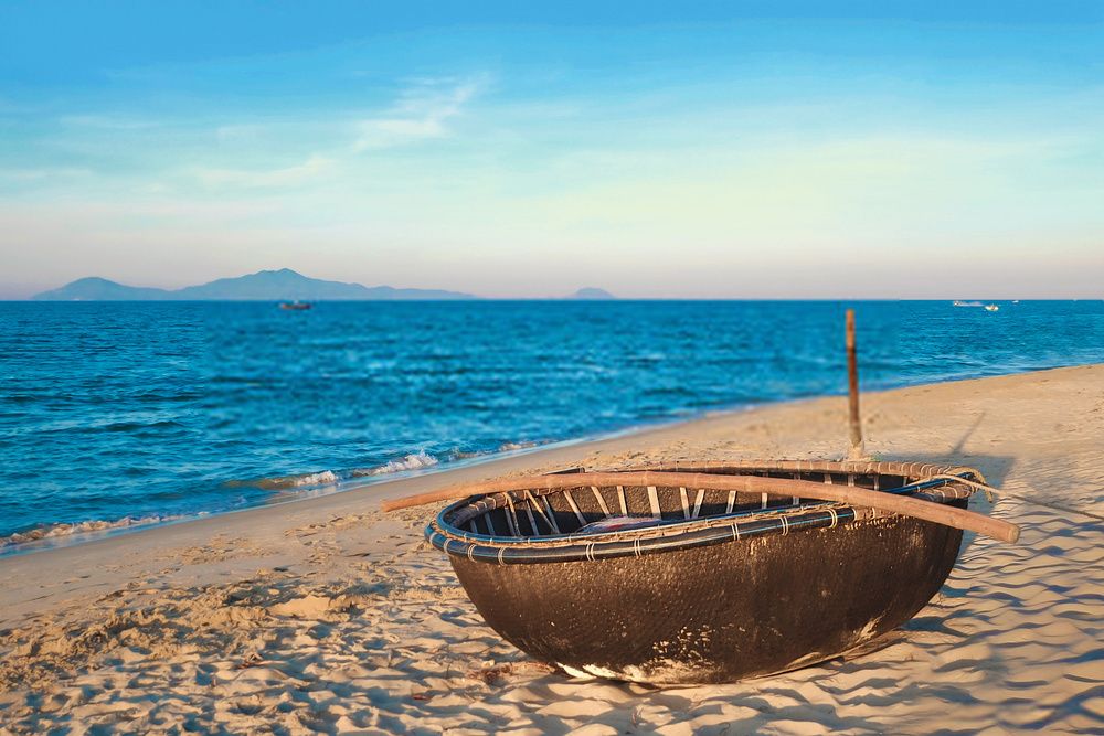 https://mdw-travel-data-us-east-1.s3.amazonaws.com/img/country/Vietnam/An-Bang-Beach/img_02.jpg