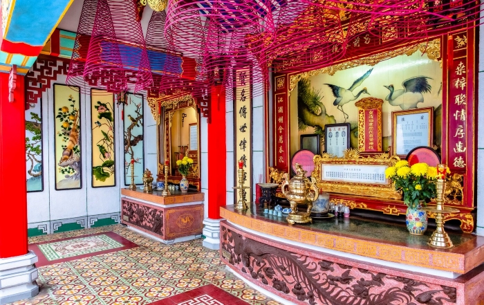 https://mdw-travel-data-us-east-1.s3.amazonaws.com/img/country/Vietnam/Assembly-Hall-of-the-Fujian-Chinese-Congregation/img_00.jpg