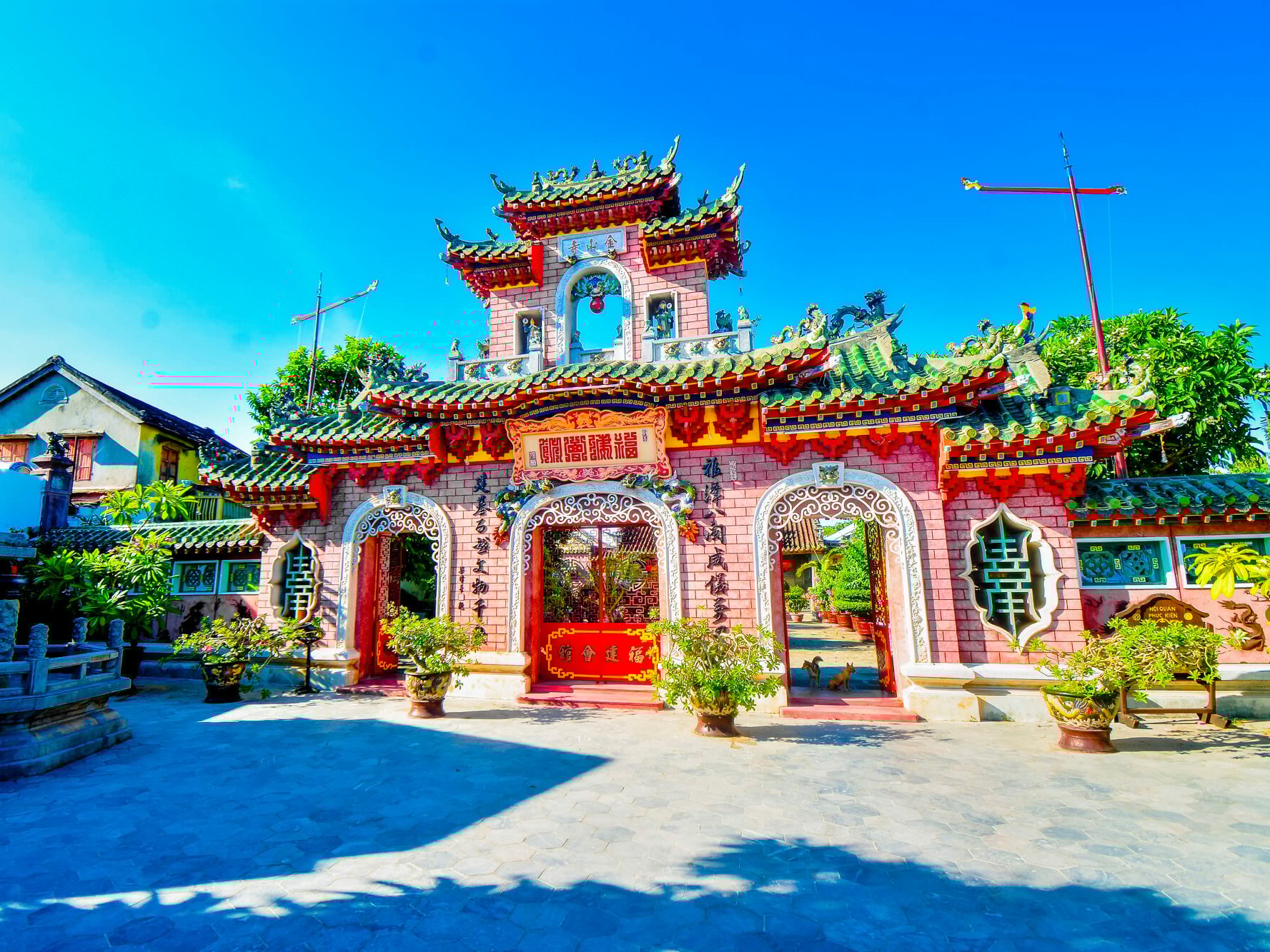 https://mdw-travel-data-us-east-1.s3.amazonaws.com/img/country/Vietnam/Assembly-Hall-of-the-Fujian-Chinese-Congregation/img_02.jpg
