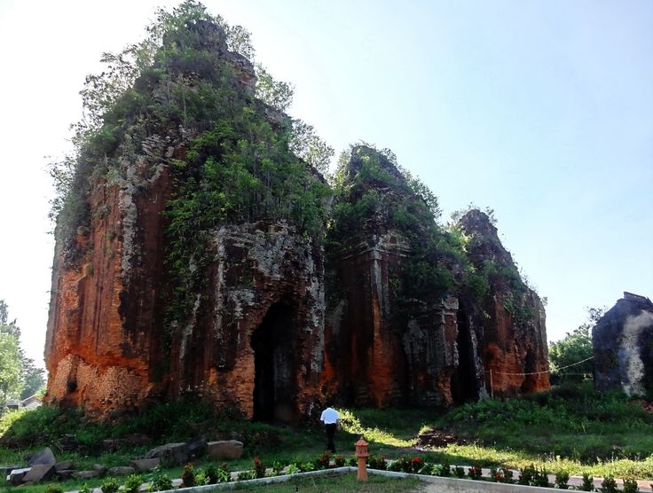 https://mdw-travel-data-us-east-1.s3.amazonaws.com/img/country/Vietnam/Ba-Na-Ancient-Village/img_03.jpg