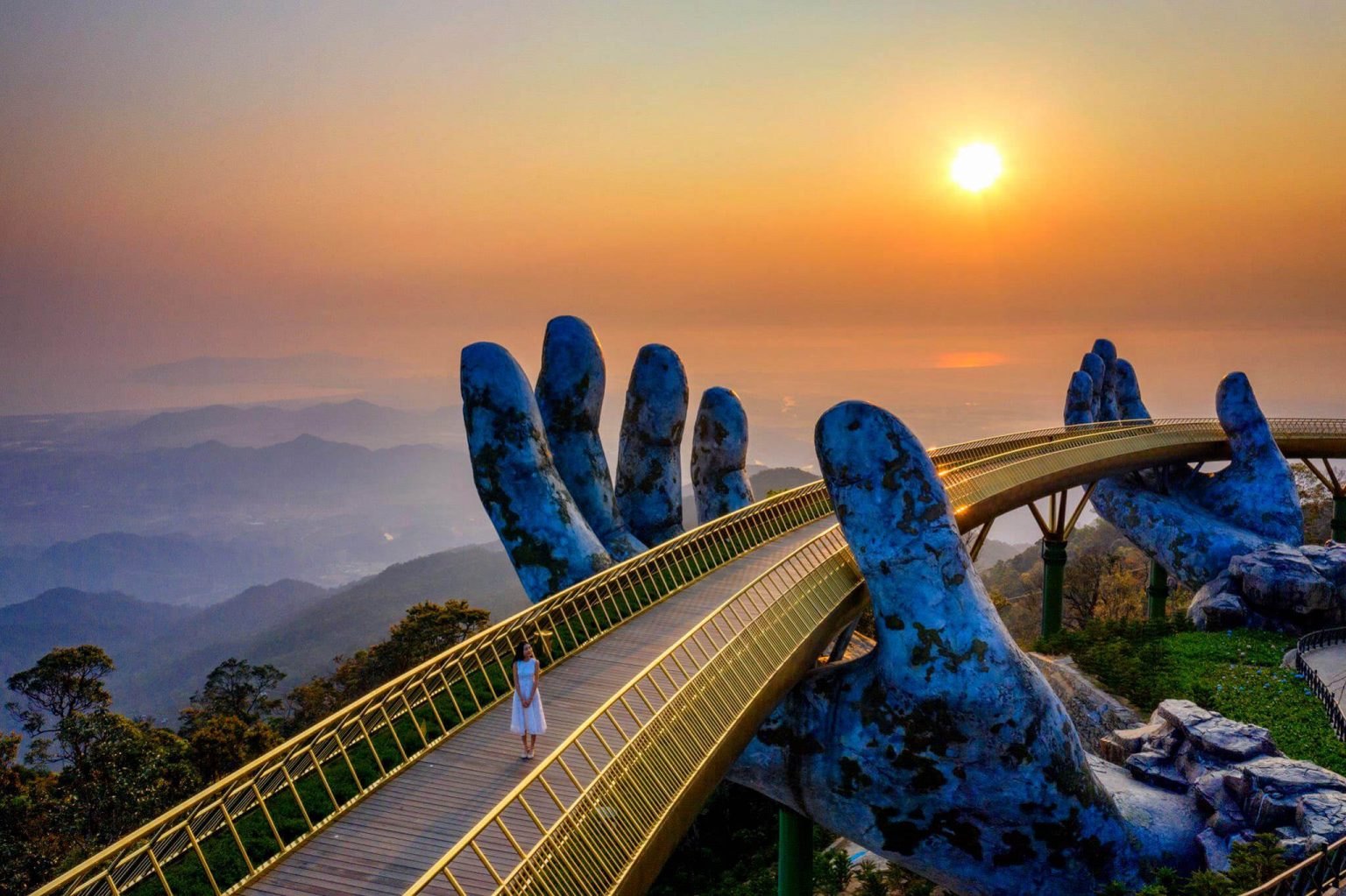https://mdw-travel-data-us-east-1.s3.amazonaws.com/img/country/Vietnam/Ba-Na-Hills-Beer-Plaza/img_00.jpg