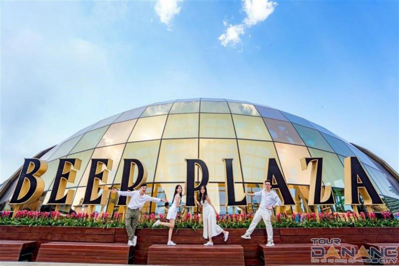 https://mdw-travel-data-us-east-1.s3.amazonaws.com/img/country/Vietnam/Ba-Na-Hills-Beer-Plaza/img_01.jpg