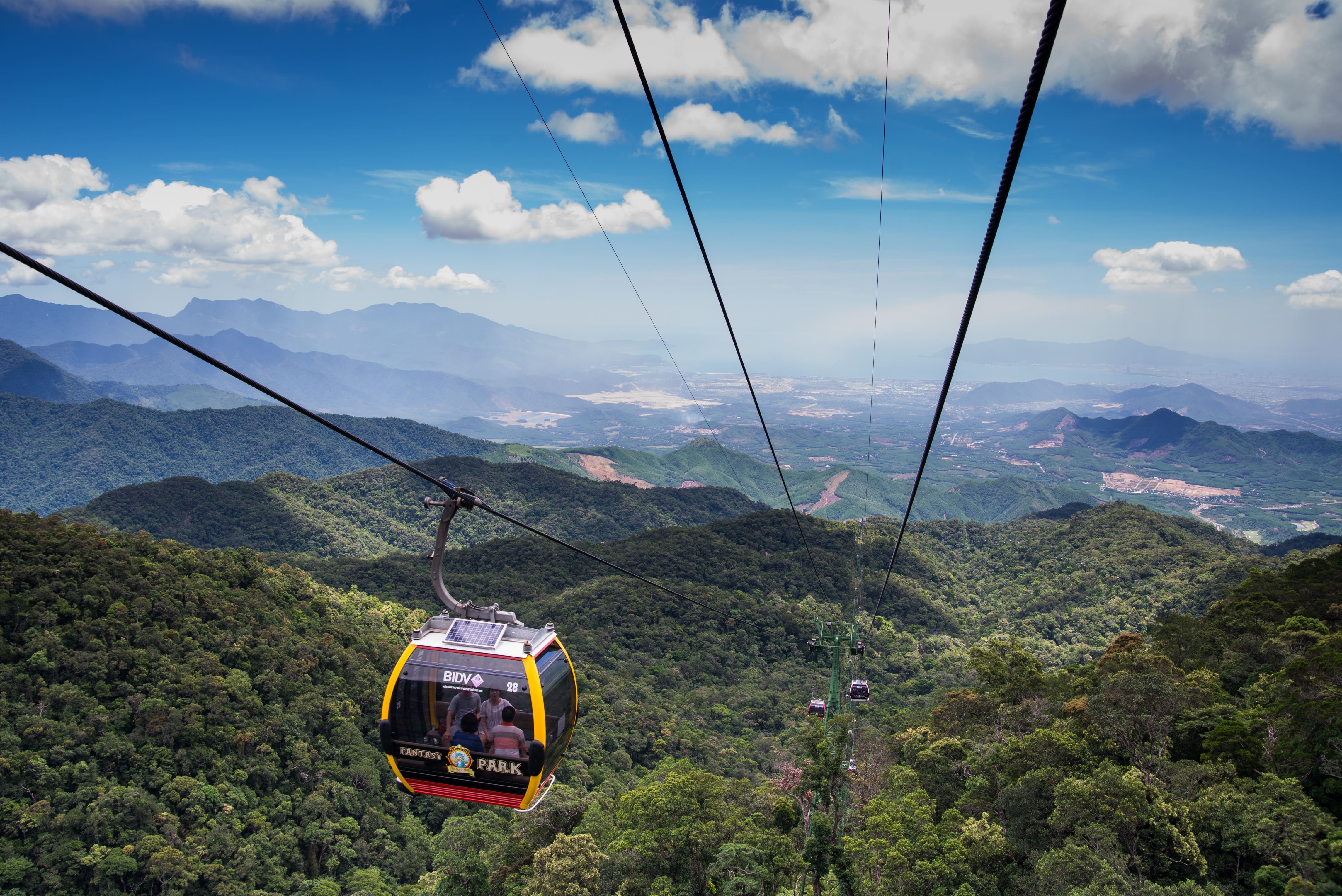 https://mdw-travel-data-us-east-1.s3.amazonaws.com/img/country/Vietnam/Ba-Na-Hills-Cable-Car/img_01.jpg