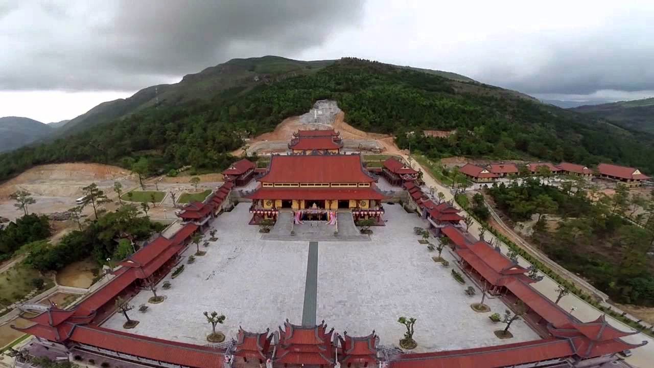 https://mdw-travel-data-us-east-1.s3.amazonaws.com/img/country/Vietnam/Ba-Na-Hills-Pagoda/img_02.jpg