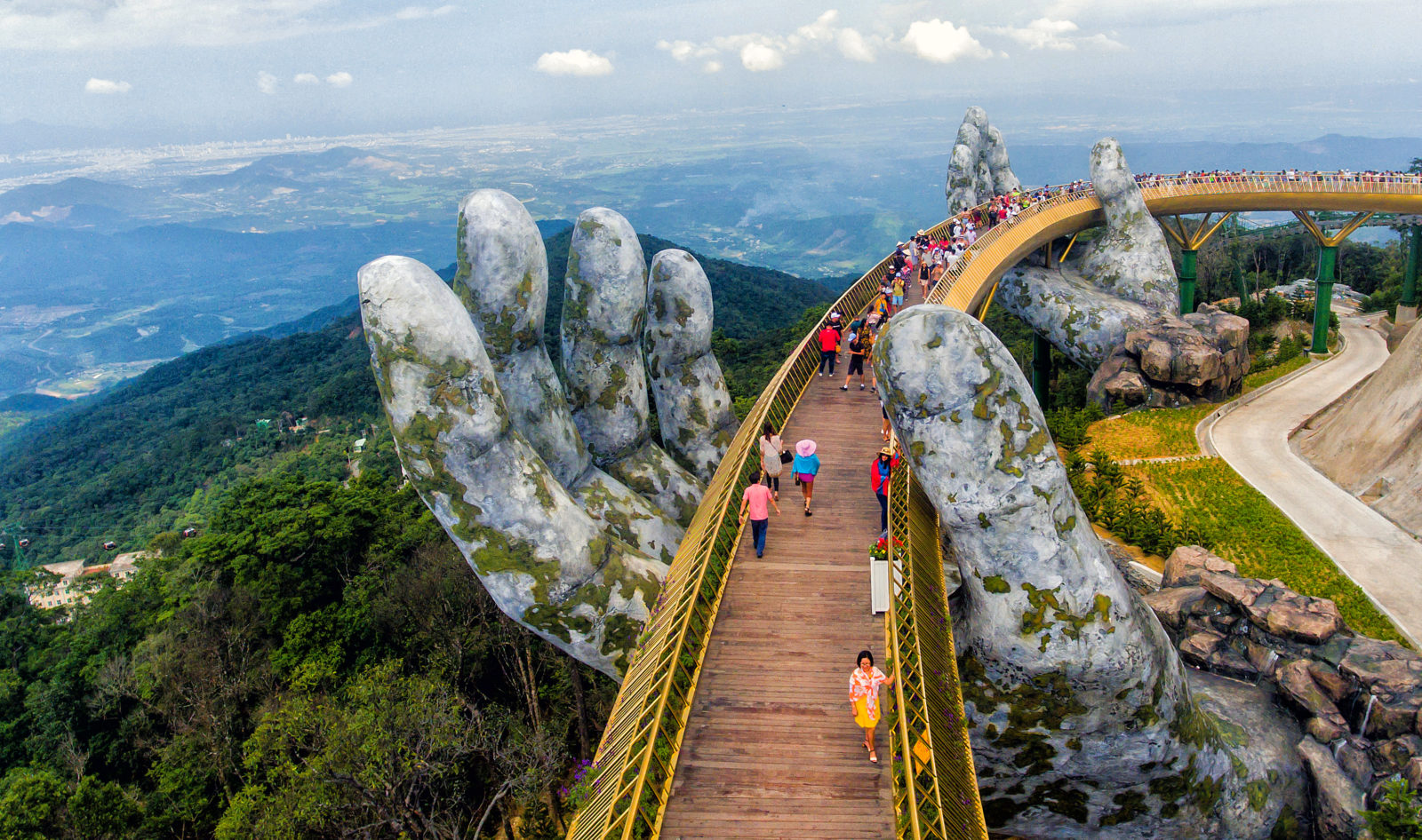https://mdw-travel-data-us-east-1.s3.amazonaws.com/img/country/Vietnam/Ba-Na-Mountain/img_01.jpg