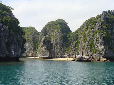 https://mdw-travel-data-us-east-1.s3.amazonaws.com/img/country/Vietnam/Ba-Trai-Dao-Islets/img_01.jpg