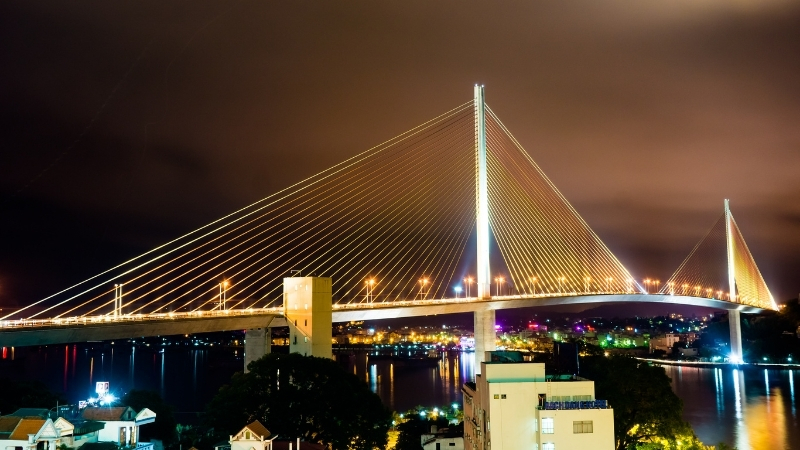 https://mdw-travel-data-us-east-1.s3.amazonaws.com/img/country/Vietnam/Bai-Chay-Bridge/img_01.jpg