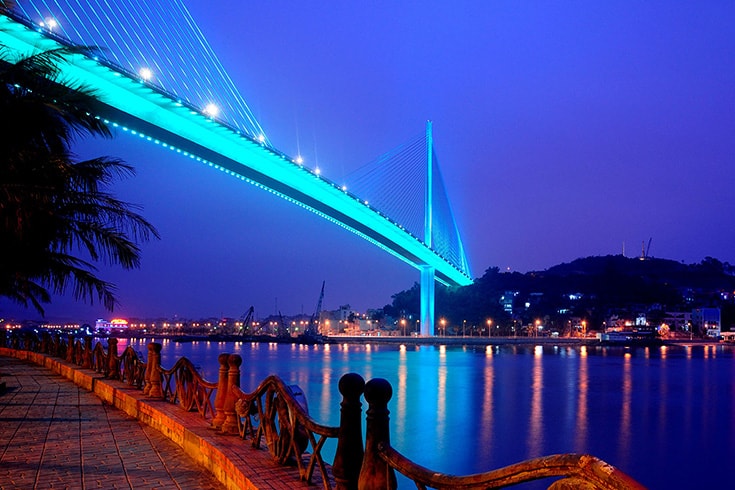 https://mdw-travel-data-us-east-1.s3.amazonaws.com/img/country/Vietnam/Bai-Chay-Bridge/img_02.jpg