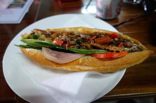 https://mdw-travel-data-us-east-1.s3.amazonaws.com/img/country/Vietnam/Banh-Mi-Phuong/img_03.jpg