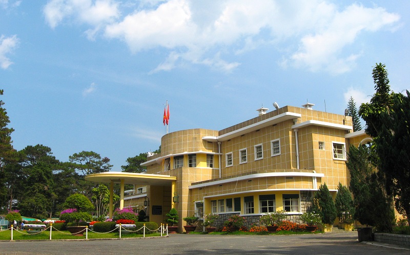 https://mdw-travel-data-us-east-1.s3.amazonaws.com/img/country/Vietnam/Bao-Dais-Palace/img_00.jpg