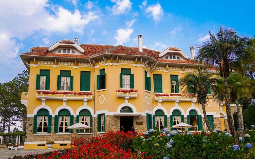 https://mdw-travel-data-us-east-1.s3.amazonaws.com/img/country/Vietnam/Bao-Dais-Palace/img_02.jpg