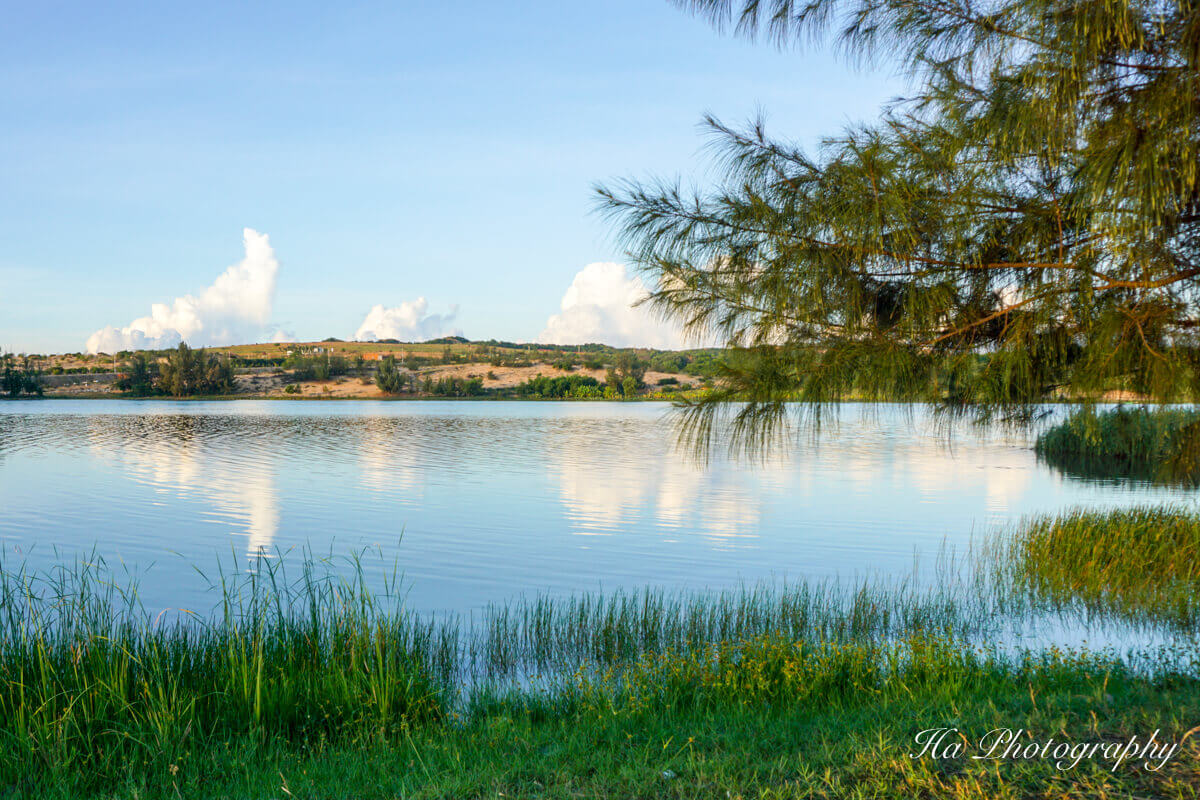 https://mdw-travel-data-us-east-1.s3.amazonaws.com/img/country/Vietnam/Bau-Trang--White-Lake-/img_02.jpg