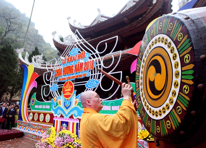 https://mdw-travel-data-us-east-1.s3.amazonaws.com/img/country/Vietnam/Beer-Festival-Linh-Ung-Pagoda-Festival/img_03.jpg