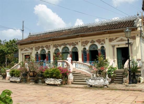 https://mdw-travel-data-us-east-1.s3.amazonaws.com/img/country/Vietnam/Binh-Thuy-Communal-House/img_01.jpg