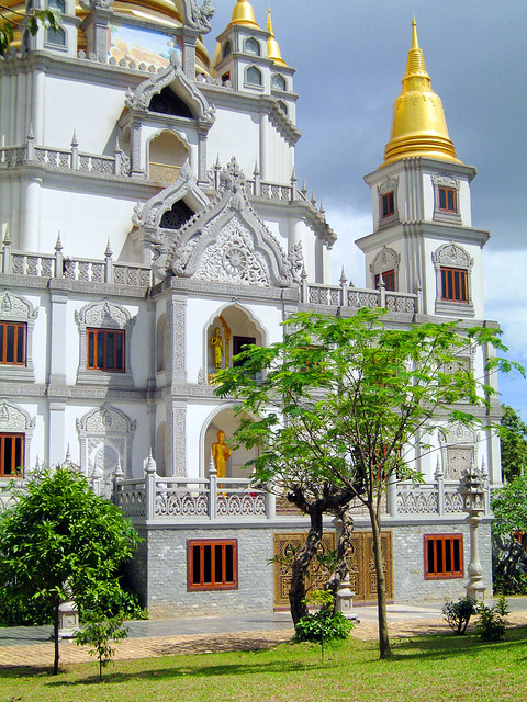 https://mdw-travel-data-us-east-1.s3.amazonaws.com/img/country/Vietnam/Buu-Long-Pagoda/img_03.jpg