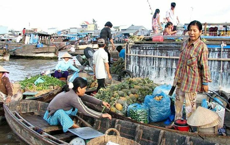 https://mdw-travel-data-us-east-1.s3.amazonaws.com/img/country/Vietnam/Cai-Rang-Floating-Market/img_03.jpg