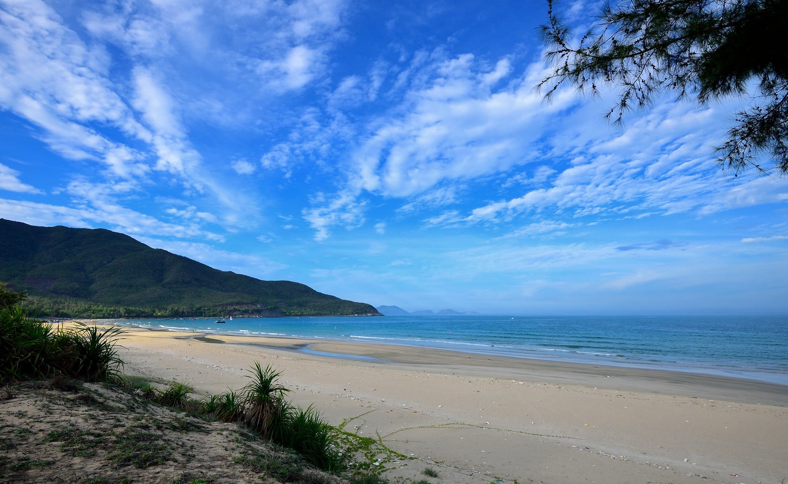 https://mdw-travel-data-us-east-1.s3.amazonaws.com/img/country/Vietnam/Cam-Ranh-Bay/img_03.jpg