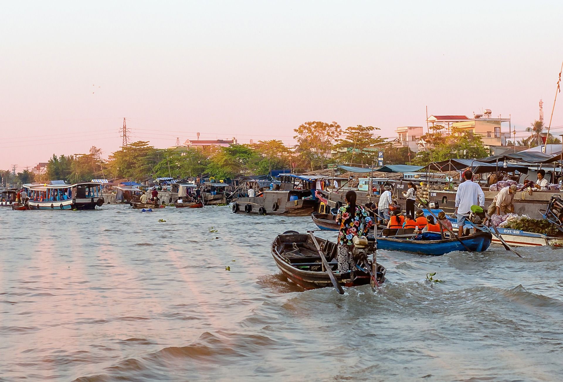 https://mdw-travel-data-us-east-1.s3.amazonaws.com/img/country/Vietnam/Can-Tho-Floating-Market/img_02.jpg
