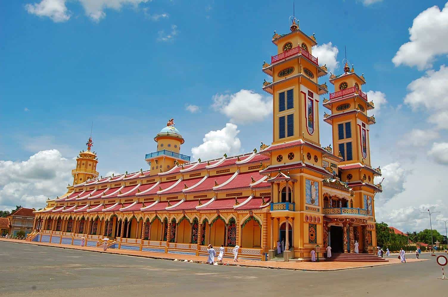 https://mdw-travel-data-us-east-1.s3.amazonaws.com/img/country/Vietnam/Cao-Dai-Temple/img_00.jpg