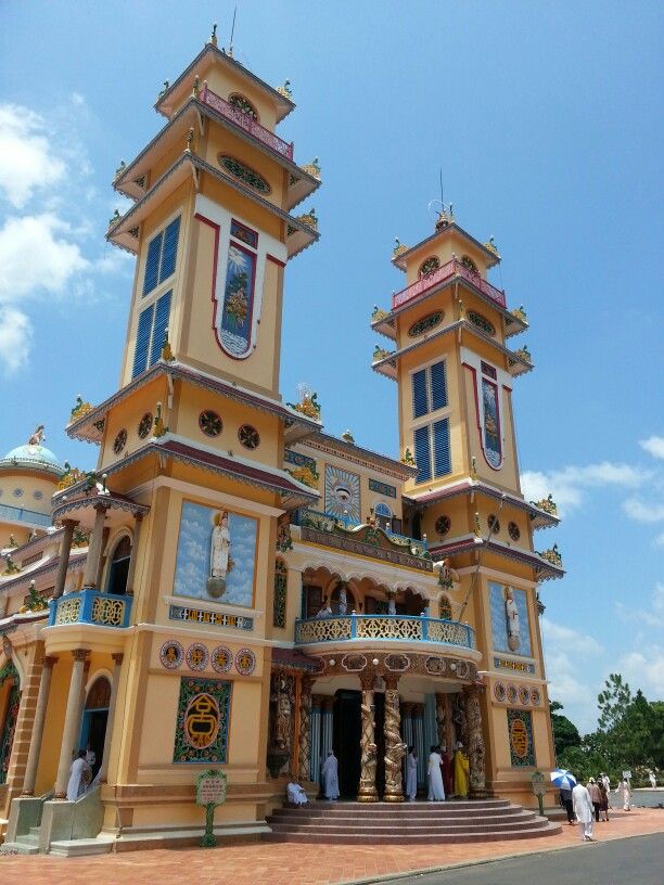 https://mdw-travel-data-us-east-1.s3.amazonaws.com/img/country/Vietnam/Cao-Dai-Temple/img_02.jpg