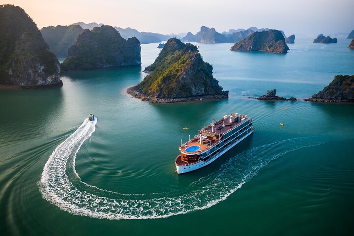 https://mdw-travel-data-us-east-1.s3.amazonaws.com/img/country/Vietnam/Cat-Ba-Island-Cruises/img_01.jpg