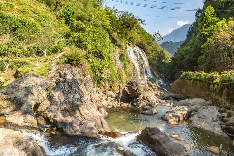 https://mdw-travel-data-us-east-1.s3.amazonaws.com/img/country/Vietnam/Cat-Cat-Waterfall/img_00.jpg