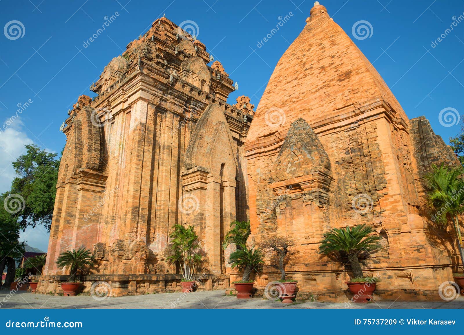 https://mdw-travel-data-us-east-1.s3.amazonaws.com/img/country/Vietnam/Cham-Ancient-Towers/img_02.jpg