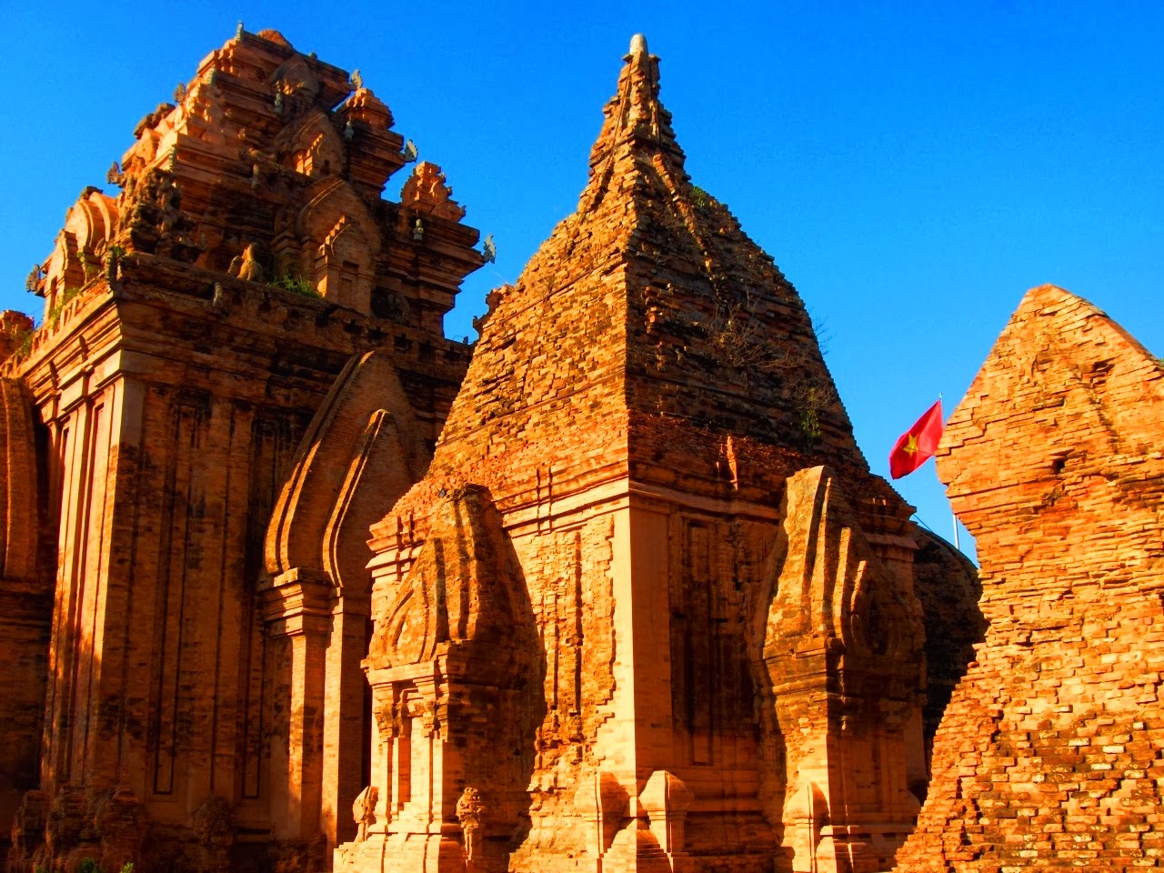 https://mdw-travel-data-us-east-1.s3.amazonaws.com/img/country/Vietnam/Cham-Ancient-Towers/img_03.jpg