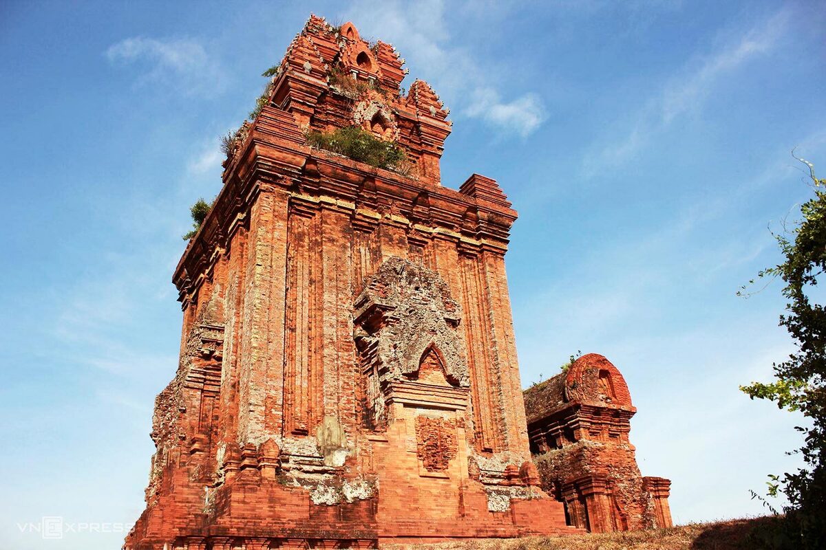 https://mdw-travel-data-us-east-1.s3.amazonaws.com/img/country/Vietnam/Cham-Tower/img_01.jpg