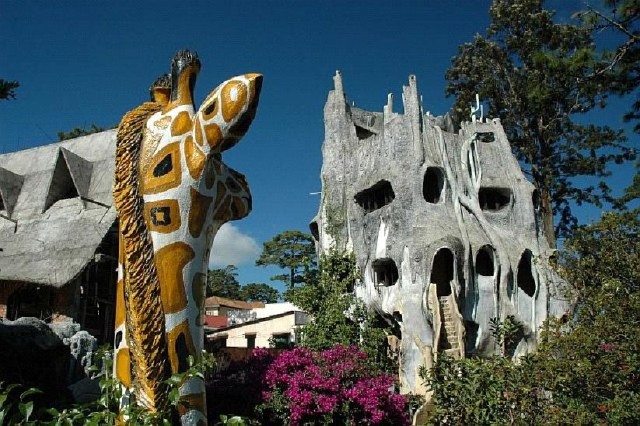 https://mdw-travel-data-us-east-1.s3.amazonaws.com/img/country/Vietnam/Crazy-House/img_02.jpg