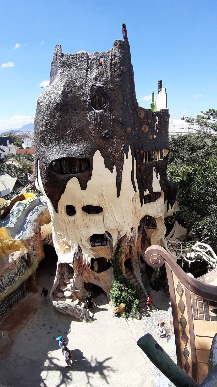 https://mdw-travel-data-us-east-1.s3.amazonaws.com/img/country/Vietnam/Crazy-House/img_03.jpg