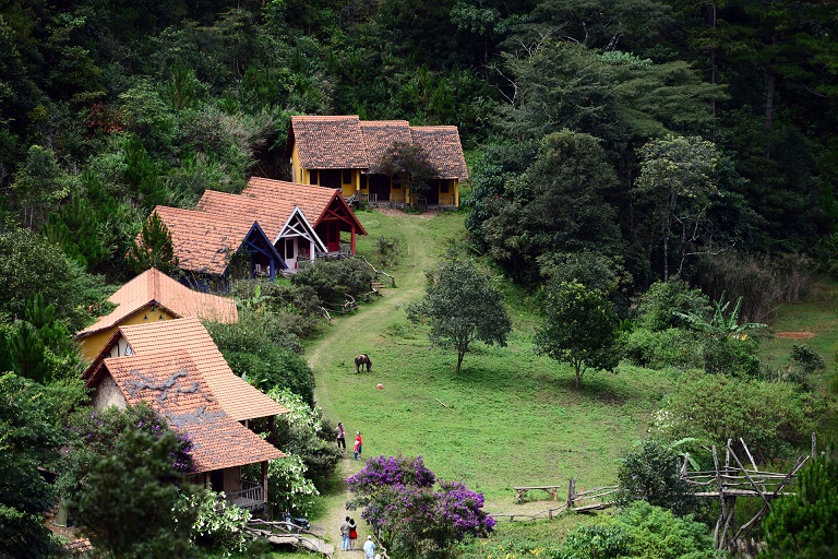 https://mdw-travel-data-us-east-1.s3.amazonaws.com/img/country/Vietnam/Cu-Lan-Village/img_03.jpg