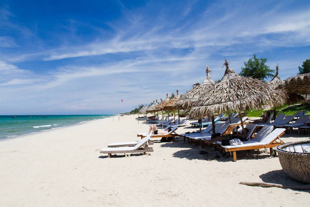 https://mdw-travel-data-us-east-1.s3.amazonaws.com/img/country/Vietnam/Cua-Dai-Beach/img_00.jpg