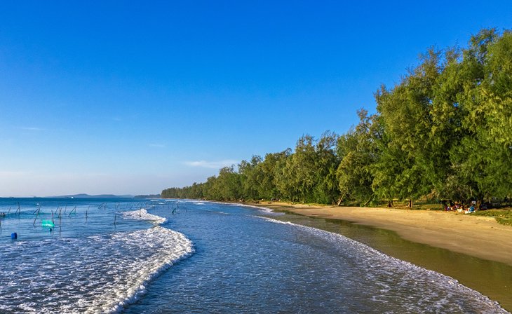 https://mdw-travel-data-us-east-1.s3.amazonaws.com/img/country/Vietnam/Cua-Hoi-Beach/img_01.jpg